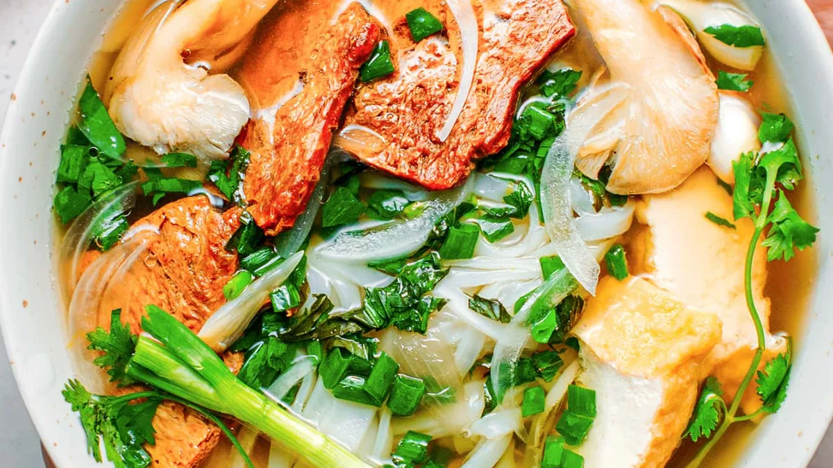 Tô Phở chay Việt Nam đầy đặn với rau thơm và giá đỗ